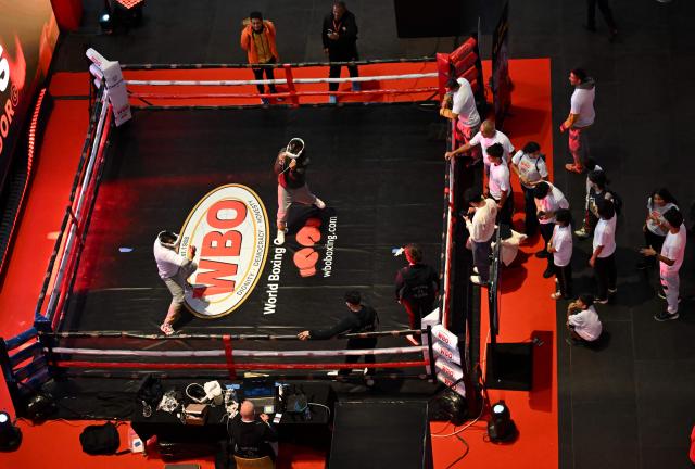 Boxing enthusiast fight with virtual reality glasses during the 38th World Boxing Organization (WBO) Annual Convention in Bogota on October 28, 2025. (Photo by Raul ARBOLEDA / AFP)