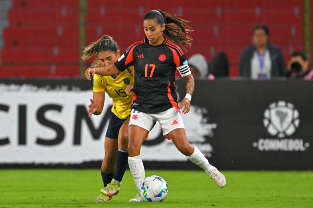 Ecuador's defender #15 Manoly Baquerizo (L) and Colombia's defender #17 Carolina Arias fight for the ball during the Conmebol Women's Nations League 2025-26 football match between Ecuador and Colombia at the Rodrigo Paz Delgado Stadium in Quito on October 28, 2025. (Photo by Rodrigo BUENDIA / AFP)
