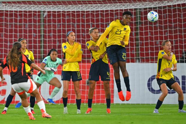 Ecuador's midfielder #23 Jessy Caicedo jumps to head the ball next to teammates defender #04 Justine Cuadra and forward #11 Karen Flores the ball during the Conmebol Women's Nations League 2025-26 football match between Ecuador and Colombia at the Rodrigo Paz Delgado Stadium in Quito on October 28, 2025. (Photo by Rodrigo BUENDIA / AFP)