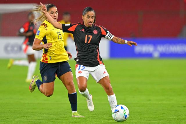 Ecuador's defender #15 Manoly Baquerizo and Colombia's defender #17 Carolina Arias fight for the ball during the Conmebol Women's Nations League 2025-26 football match between Ecuador and Colombia at the Rodrigo Paz Delgado Stadium in Quito on October 28, 2025. (Photo by Rodrigo BUENDIA / AFP)