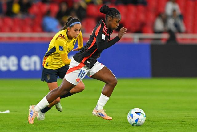 Ecuador's forward #11 Karen Flores and Colombia's forward #18 Linda Caicedo fight for the ball during the Conmebol Women's Nations League 2025-26 football match between Ecuador and Colombia at the Rodrigo Paz Delgado Stadium in Quito on October 28, 2025. (Photo by Rodrigo BUENDIA / AFP)