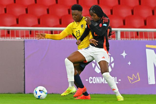 Ecuador's midfielder #23 Jessy Caicedo (L) and Colombia's forward #21 Valerin Loboa fight for the ball during the Conmebol Women's Nations League 2025-26 football match between Ecuador and Colombia at the Rodrigo Paz Delgado Stadium in Quito on October 28, 2025. (Photo by Rodrigo BUENDIA / AFP)