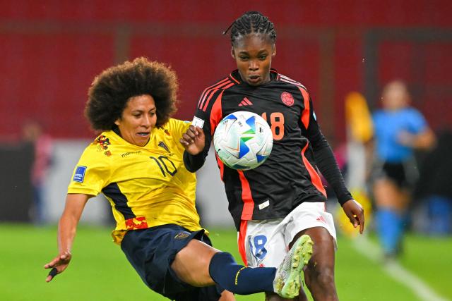 Ecuador's midfielder #10 Joselyn Espinales (L) and Colombia's forward #18 Linda Caicedo fight for the ball during the Conmebol Women's Nations League 2025-26 football match between Ecuador and Colombia at the Rodrigo Paz Delgado Stadium in Quito on October 28, 2025. (Photo by Rodrigo BUENDIA / AFP)