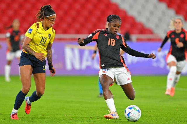 Colombia's forward #18 Linda Caicedo kicks the ball past Ecuador's defender #19 Kerlly Real during the Conmebol Women's Nations League 2025-26 football match between Ecuador and Colombia at the Rodrigo Paz Delgado Stadium in Quito on October 28, 2025. (Photo by Rodrigo BUENDIA / AFP)