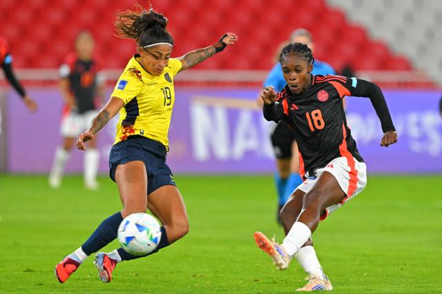 Ecuador's defender #19 Kerlly Real (L) and Colombia's forward #18 Linda Caicedo fight for the ball during the Conmebol Women's Nations League 2025-26 football match between Ecuador and Colombia at the Rodrigo Paz Delgado Stadium in Quito on October 28, 2025. (Photo by Rodrigo BUENDIA / AFP)