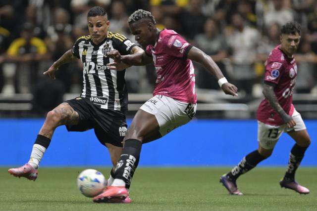 Atletico Mineiro's defender #13 Guilherme Arana (L) and Independiente del Valle's midfielder #21 Jean Arroyo fight for the ball during the Copa Sudamericana semifinal second leg football match between Brazil's Atletico Mineiro and Ecuador's Independiente del Valle at the Arena MRV stadium in Belo Horizonte, Brazil, on October 28, 2025. (Photo by DOUGLAS MAGNO / AFP)
