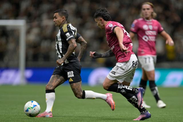 Atletico Mineiro's midfielder #92 Dudu (L) and Independiente del Valle's Chilean defender #13 Matias Fernandez fight for the ball during the Copa Sudamericana semifinal second leg football match between Brazil's Atletico Mineiro and Ecuador's Independiente del Valle at the Arena MRV stadium in Belo Horizonte, Brazil, on October 28, 2025. (Photo by DOUGLAS MAGNO / AFP)
