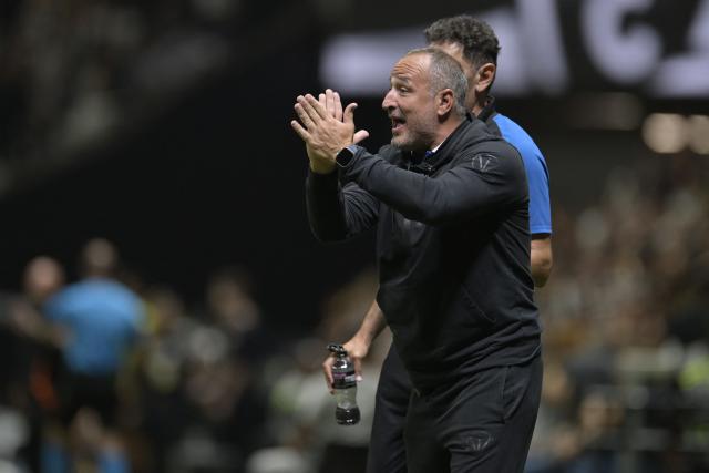 Independiente del Valle's Spanish head coach Javier Rabanal gestures during the Copa Sudamericana semifinal second leg football match between Brazil's Atletico Mineiro and Ecuador's Independiente del Valle at the Arena MRV stadium in Belo Horizonte, Brazil, on October 28, 2025. (Photo by DOUGLAS MAGNO / AFP)