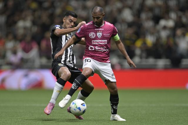 Atletico Mineiro's Argentine midfielder #08 Fausto Vera (L) and Independiente del Valle's midfielder #10 Junior Sornoza fight for the ball during the Copa Sudamericana semifinal second leg football match between Brazil's Atletico Mineiro and Ecuador's Independiente del Valle at the Arena MRV stadium in Belo Horizonte, Brazil, on October 28, 2025. (Photo by DOUGLAS MAGNO / AFP)