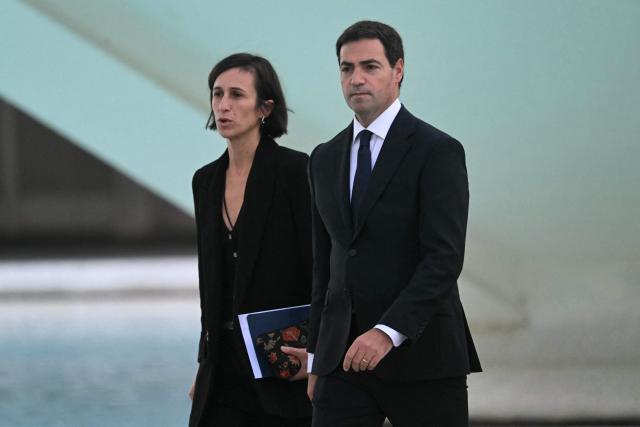 Basque regional leader Imanol Pradales (R) arrives to attend a state memorial for the more than 230 victims of last year's floods on the one year anniversary of the disaster at the City of Arts and Sciences cultural and architectural complex in Valencia on October 29, 2025. The regional government has declared a day of mourning, while the town of Paiporta, at the epicentre of the disaster, will observe three days of remembrance. (Photo by JOSE JORDAN / AFP)
