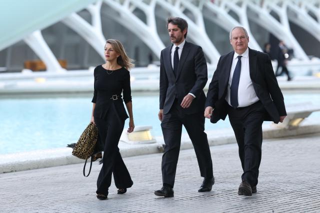 Spain's second vice-president and Minister for Work and Social Economy Yolanda Diaz (L) along with Sumar's spokesman Ernest Urtasun (C) arrives to attend a state memorial for the more than 230 victims of last year's floods on the one year anniversary of the disaster at the City of Arts and Sciences cultural and architectural complex in Valencia on October 29, 2025. The regional government has declared a day of mourning, while the town of Paiporta, at the epicentre of the disaster, will observe three days of remembrance. (Photo by Oscar DEL POZO / AFP)