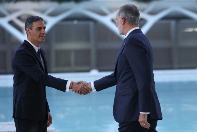 Spain's King Felipe VI (R) greets Spain's Prime Minister Pedro Sanchez before a state memorial for the more than 230 victims of last year's floods on the one year anniversary of the disaster at the City of Arts and Sciences cultural and architectural complex in Valencia on October 29, 2025. The regional government has declared a day of mourning, while the town of Paiporta, at the epicentre of the disaster, will observe three days of remembrance. (Photo by Oscar DEL POZO / AFP)