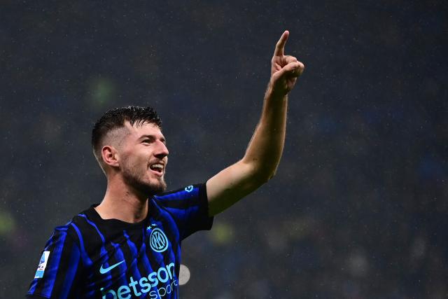 Inter Milan's Croatian midfielder #8 Petar Sucic celebrates after scoring his team's second goal during the Italian Serie A football match between Inter Milan and Fiorentina at San Siro stadium in Milan, on October 29, 2025. (Photo by PIERO CRUCIATTI / AFP)