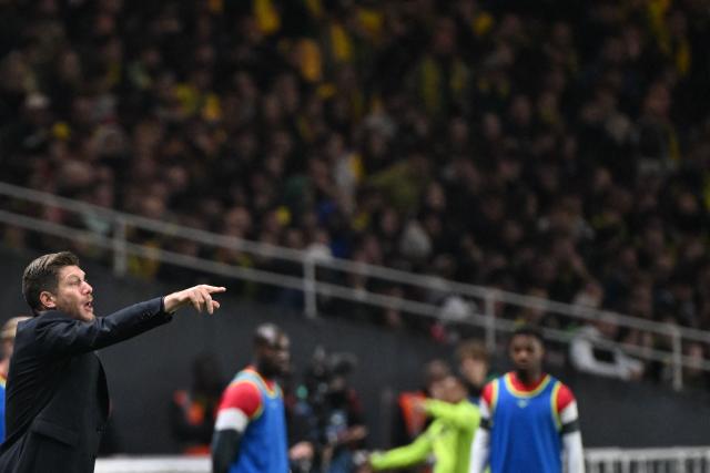 Monaco's Belgian head coach Sebastien Pocognoli gestures from the techincal area during the French L1 football match between FC Nantes and AS Monaco at the Stade de la Beaujoire-Louis Fonteneau in Nantes, western France, on October 29, 2025. (Photo by Sebastien Salom-Gomis / AFP)