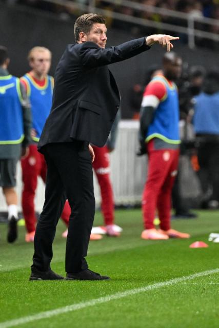 Monaco's Belgian head coach Sebastien Pocognoli gestures from the techincal area during the French L1 football match between FC Nantes and AS Monaco at the Stade de la Beaujoire-Louis Fonteneau in Nantes, western France, on October 29, 2025. (Photo by Sebastien Salom-Gomis / AFP)