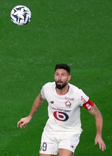 Lille's French forward #09 Olivier Giroud watches the ball during the French L1 football match between OGC Nice and LOSC Lille at the Allianz Riviera stadium in Nice, south-eastern France, on October 29, 2025. (Photo by Valery HACHE / AFP)