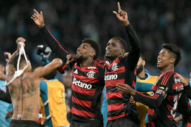 Players of Flamengo celebrate at the end of the Copa Libertadores semifinal second leg football match between Argentina's Racing and Brazil's Flamengo at the Presidente Juan Domingo Peron - El Cilindro stadium in Avellaneda, Buenos Aires province, on October 29, 2025. (Photo by JUAN MABROMATA / AFP)