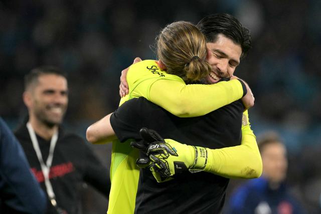 Flamengo's Argentine goalkeeper #01 Agustin Rossi celebrates with Flamengo's head coach Filipe Luis at the end of the Copa Libertadores semifinal second leg football match between Argentina's Racing and Brazil's Flamengo at the Presidente Juan Domingo Peron - El Cilindro stadium in Avellaneda, Buenos Aires province, on October 29, 2025. (Photo by JUAN MABROMATA / AFP)