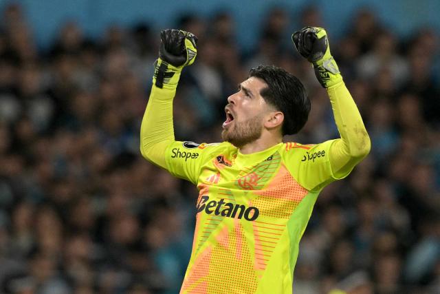 Flamengo's Argentine goalkeeper #01 Agustin Rossi celebrates at the end of the Copa Libertadores semifinal second leg football match between Argentina's Racing and Brazil's Flamengo at the Presidente Juan Domingo Peron - El Cilindro stadium in Avellaneda, Buenos Aires province, on October 29, 2025. (Photo by JUAN MABROMATA / AFP)