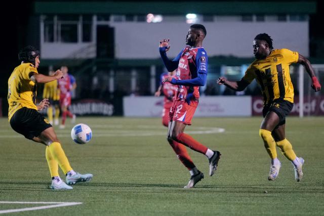 Real Espana's defender #06 Devron Garcia, Xelaju's Costa Rican midfielder #12 Derrikson Quiros and Real Espana's defender #21 Danilo Palacios fight for the ball during the second leg of the CONCACAF Central American Cup semifinal football match between Guatemala's Xelaju and Honduras's Real Espana at Cementos Progreso Stadium in Guatemala City on October 29, 2025. (Photo by Edwin BERCIAN / AFP)
