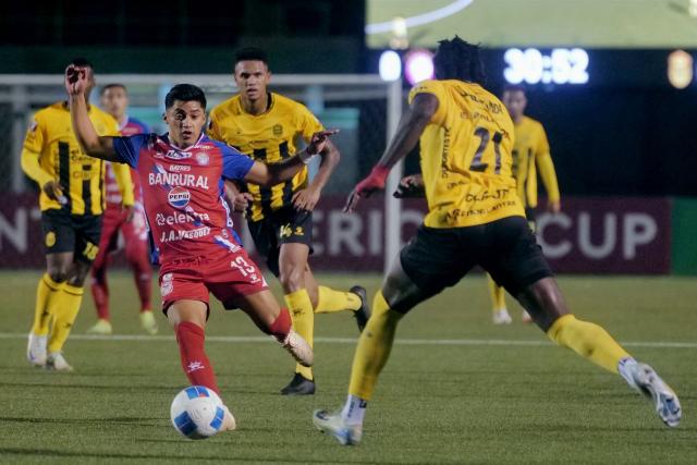 Xelaju's defender #13 Widvin Tebalan and Real Espana's defender #21 Danilo Palacios fight for the ball during the second leg of the CONCACAF Central American Cup semifinal football match between Guatemala's Xelaju and Honduras's Real Espana at Cementos Progreso Stadium in Guatemala City on October 29, 2025. (Photo by Edwin BERCIAN / AFP)