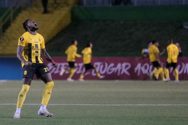 Real Espana's defender #21 Danilo Palacios celebrates after his teammate Panamanian midfielder #19 Daniel Aparicio scoring his team's first goal during the second leg of the CONCACAF Central American Cup semifinal football match between Guatemala's Xelaju and Honduras's Real Espana at Cementos Progreso Stadium in Guatemala City on October 29, 2025. (Photo by Edwin BERCIAN / AFP)