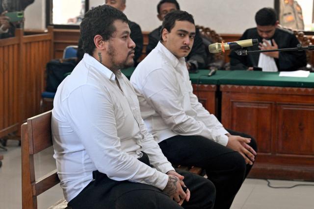Australian suspect Tupou Pasa Midolmore (L) and Australian suspect Mevlut Coskun attend a hearing as part of a trial at a court in Denpasar on Indonesia's resort island of Bali on October 30, 2025. Midolmore and Coskun were arrested along with another suspect in connection with the June 14 shooting at a villa in Munggu, Badung, Bali, which left one dead and another critically injured. (Photo by SONNY TUMBELAKA / AFP)