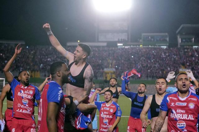 Players of Xelaju celebrate after winning the penalty shootout and the second leg of the CONCACAF Central American Cup semifinal football match between Guatemala's Xelaju and Honduras's Real Espana at Cementos Progreso Stadium in Guatemala City on October 29, 2025. (Photo by Edwin BERCIAN / AFP)