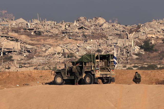 Israeli soldier take up a position near the Israel–Gaza border fence on October 30, 2025. Israel said it struck an arms dump in Gaza on October 29, hours after the deadliest night of bombing since the start of a US-brokered truce, warning it would continue to operate to take out perceived threats. (Photo by Jack GUEZ / AFP)