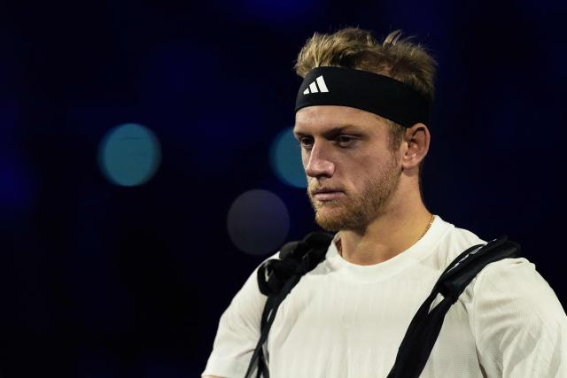 Spain's Alejandro Davidovich Fokina arrives on the court to play against Germany's Alexander Zverev for their men's singles match on day four of the Paris ATP Masters 1000 tennis tournament at the Paris La Défense Arena in Nanterre, on the outskirts of Paris, on October 30, 2025. (Photo by Dimitar DILKOFF / AFP)