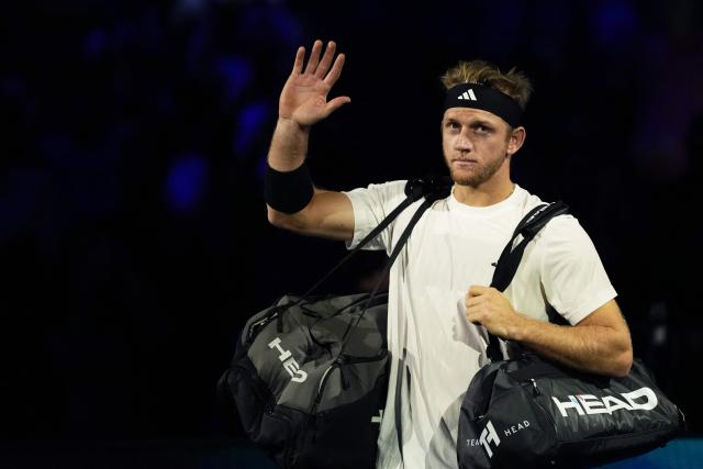 Spain's Alejandro Davidovich Fokina arrives on the court to play against Germany's Alexander Zverev for their men's singles match on day four of the Paris ATP Masters 1000 tennis tournament at the Paris La Défense Arena in Nanterre, on the outskirts of Paris, on October 30, 2025. (Photo by Dimitar DILKOFF / AFP)