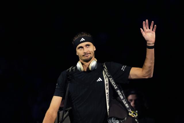 Germany's Alexander Zverev arrives on the court to play against Spain's Alejandro Davidovich Fokina for their men's singles match on day four of the Paris ATP Masters 1000 tennis tournament at the Paris La Défense Arena in Nanterre, on the outskirts of Paris, on October 30, 2025. (Photo by Dimitar DILKOFF / AFP)