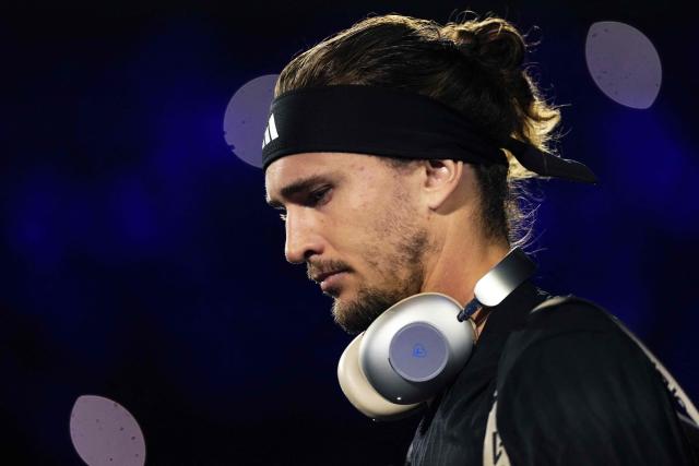 Germany's Alexander Zverev arrives on the court to play against Spain's Alejandro Davidovich Fokina for their men's singles match on day four of the Paris ATP Masters 1000 tennis tournament at the Paris La Défense Arena in Nanterre, on the outskirts of Paris, on October 30, 2025. (Photo by Dimitar DILKOFF / AFP)