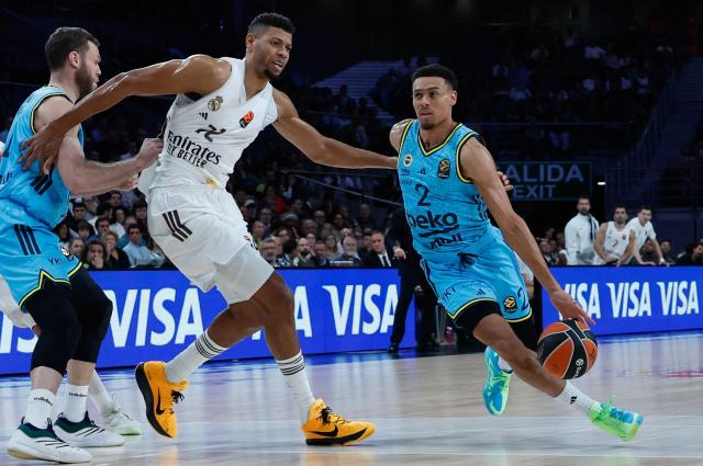 Fenerbahce's US guard #02 Wade Baldwin IV (R) drives to the basket challenged by Real Madrid's Cape Verdean center #22 Walter Tavares during the Euroleague basketball match between Real Madrid Baloncesto and Fenerbahce Beko Istanbul at Movistar Arena in Madrid on October 30, 2025. (Photo by Oscar DEL POZO / AFP)