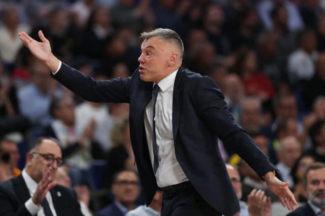 Fenerbahce's Lithuanian head coach Sarunas Jasikevicius gestures to players during the Euroleague basketball match between Real Madrid Baloncesto and Fenerbahce Beko Istanbul at Movistar Arena in Madrid on October 30, 2025. (Photo by Oscar DEL POZO / AFP)