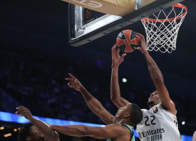 Real Madrid's Cape Verdean center #22 Walter Tavares (R) grabs the ball for a rebound during the Euroleague basketball match between Real Madrid Baloncesto and Fenerbahce Beko Istanbul at Movistar Arena in Madrid on October 30, 2025. (Photo by Oscar DEL POZO / AFP)