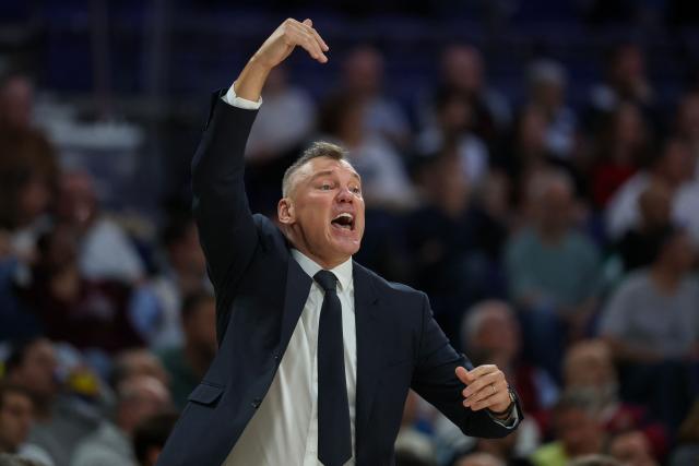 Fenerbahce's Lithuanian head coach Sarunas Jasikevicius gestures to players during the Euroleague basketball match between Real Madrid Baloncesto and Fenerbahce Beko Istanbul at Movistar Arena in Madrid on October 30, 2025. (Photo by Oscar DEL POZO / AFP)