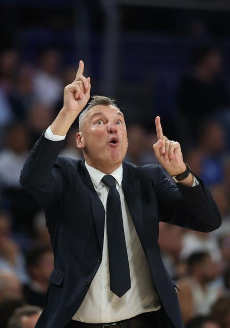 Fenerbahce's Lithuanian head coach Sarunas Jasikevicius gestures during the Euroleague basketball match between Real Madrid Baloncesto and Fenerbahce Beko Istanbul at Movistar Arena in Madrid on October 30, 2025. (Photo by Oscar DEL POZO / AFP)