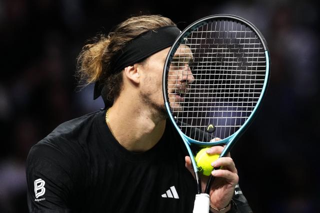 Germany's Alexander Zverev prepares to serve to Spain's Alejandro Davidovich Fokina during their men's singles match on day four of the Paris ATP Masters 1000 tennis tournament at the Paris La Défense Arena in Nanterre, on the outskirts of Paris, on October 30, 2025. (Photo by Dimitar DILKOFF / AFP)