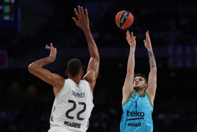 Fenerbahce's Turkish forward #01 Metecan Birsen (R) shoots past Real Madrid's Cape Verdean center #22 Walter Tavares during the Euroleague basketball match between Real Madrid Baloncesto and Fenerbahce Beko Istanbul at Movistar Arena in Madrid on October 30, 2025. (Photo by Oscar DEL POZO / AFP)