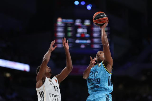 CORRECTION / Fenerbahce's US guard #20 Devon Hall (R) shoots defended by Real Madrid's French guard #12 Theo Maledon during the Euroleague basketball match between Real Madrid Baloncesto and Fenerbahce Beko Istanbul at Movistar Arena in Madrid on October 30, 2025. (Photo by Oscar DEL POZO / AFP) / The erroneous mention[s] appearing in the metadata of this photo by Oscar DEL POZO has been modified in AFP systems in the following manner: [ Real Madrid's French guard #12 Theo Maledon  ] instead of [ Real Madrid's Cape Verdean center #22 Walter Tavares ]. Please immediately remove the erroneous mention[s] from all your online services and delete it (them) from your servers. If you have been authorized by AFP to distribute it (them) to third parties, please ensure that the same actions are carried out by them. Failure to promptly comply with these instructions will entail liability on your part for any continued or post notification usage. Therefore we thank you very much for all your attention and prompt action. We are sorry for the inconvenience this notification may cause and remain at your disposal for any further information you may require.