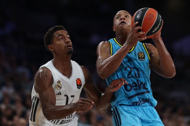 Fenerbahce's US guard #20 Devon Hall (R) drives to the basket defended by Real Madrid's French guard #12 Theo Maledon during the Euroleague basketball match between Real Madrid Baloncesto and Fenerbahce Beko Istanbul at Movistar Arena in Madrid on October 30, 2025. (Photo by Oscar DEL POZO / AFP)