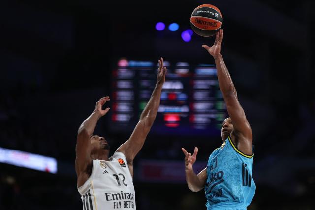 Fenerbahce's US guard #20 Devon Hall (R) shoots defended by Real Madrid's French guard #12 Theo Maledon during the Euroleague basketball match between Real Madrid Baloncesto and Fenerbahce Beko Istanbul at Movistar Arena in Madrid on October 30, 2025. (Photo by Oscar DEL POZO / AFP)
