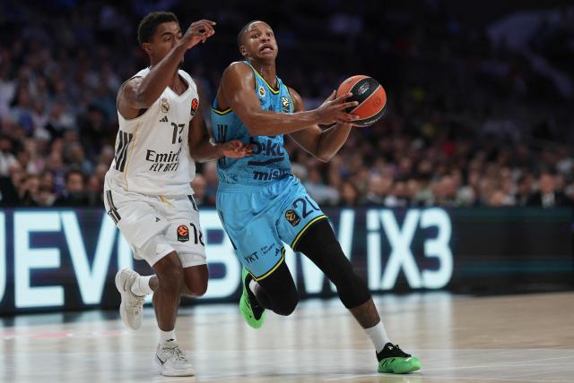 Fenerbahce's US guard #20 Devon Hall (R) drives to the basket defended by Real Madrid's French guard #12 Theo Maledon during the Euroleague basketball match between Real Madrid Baloncesto and Fenerbahce Beko Istanbul at Movistar Arena in Madrid on October 30, 2025. (Photo by Oscar DEL POZO / AFP)