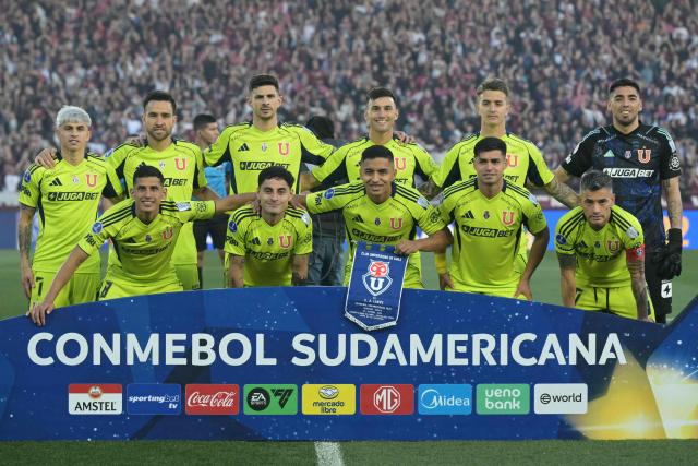 Universidad de Chile players pose for a team photo ahead of the Copa Sudamericana semifinal second leg football match between Argentina's Lanus and Chile's Universidad de Chile at the Ciudad de Lanus stadium in Lanus, Buenos Aires province, on October 30, 2025. (Photo by JUAN MABROMATA / AFP)