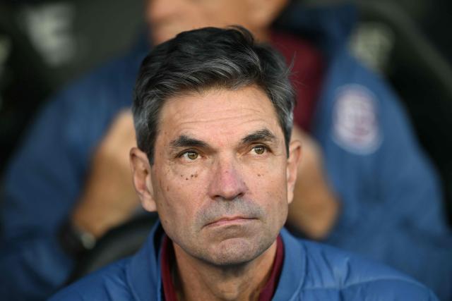 Lanus' head coach Mauricio Pellegrino looks on ahead of the Copa Sudamericana semifinal second leg football match between Argentina's Lanus and Chile's Universidad de Chile at the Ciudad de Lanus stadium in Lanus, Buenos Aires province, on October 30, 2025. (Photo by Luis ROBAYO / AFP)