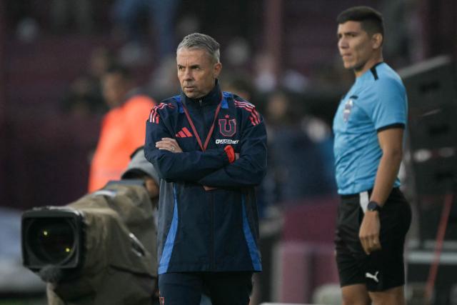 Universidad de Chile's Argentine head coach Gustavo Alvarez looks on during the Copa Sudamericana semifinal second leg football match between Argentina's Lanus and Chile's Universidad de Chile at the Ciudad de Lanus stadium in Lanus, Buenos Aires province, on October 30, 2025. (Photo by JUAN MABROMATA / AFP)
