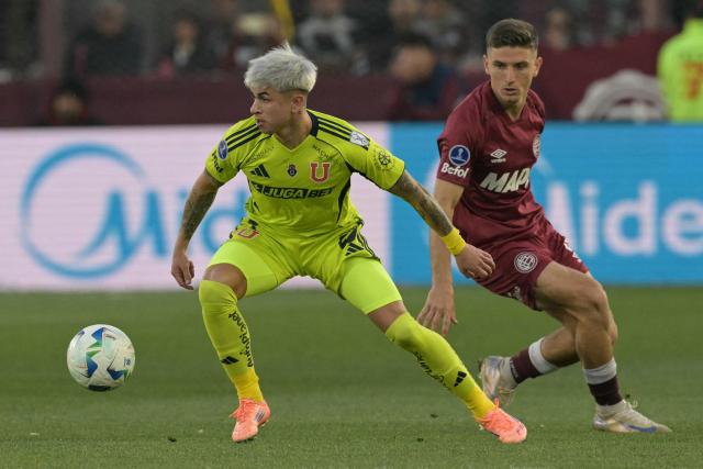 Universidad de Chile's forward #07 Maximiliano Guerrero (L) and Lanus' defender #06 Sasha Marcich fight for the ball during the Copa Sudamericana semifinal second leg football match between Argentina's Lanus and Chile's Universidad de Chile at the Ciudad de Lanus stadium in Lanus, Buenos Aires province, on October 30, 2025. (Photo by JUAN MABROMATA / AFP)