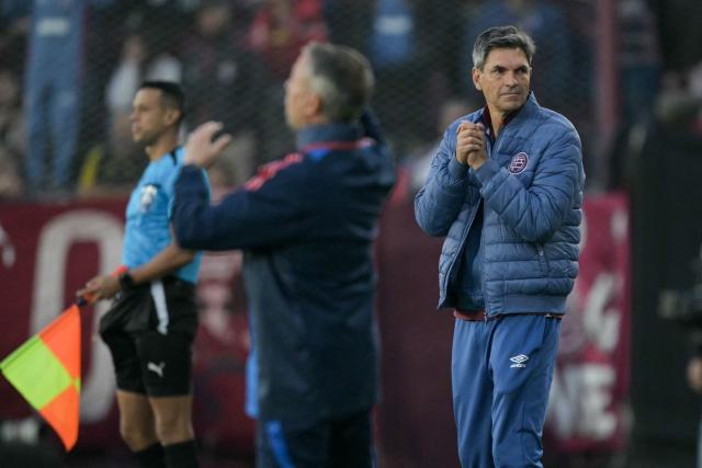 Lanus' head coach Mauricio Pellegrino (R) gestures during the Copa Sudamericana semifinal second leg football match between Argentina's Lanus and Chile's Universidad de Chile at the Ciudad de Lanus stadium in Lanus, Buenos Aires province, on October 30, 2025. (Photo by JUAN MABROMATA / AFP)