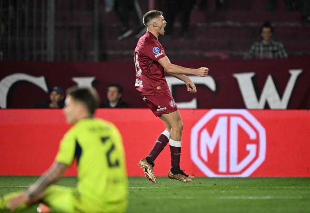 Lanus' midfielder #19 Rodrigo Castillo celebrates scoring his team's first goal during the Copa Sudamericana semifinal second leg football match between Argentina's Lanus and Chile's Universidad de Chile at the Ciudad de Lanus stadium in Lanus, Buenos Aires province, on October 30, 2025. (Photo by Luis ROBAYO / AFP)